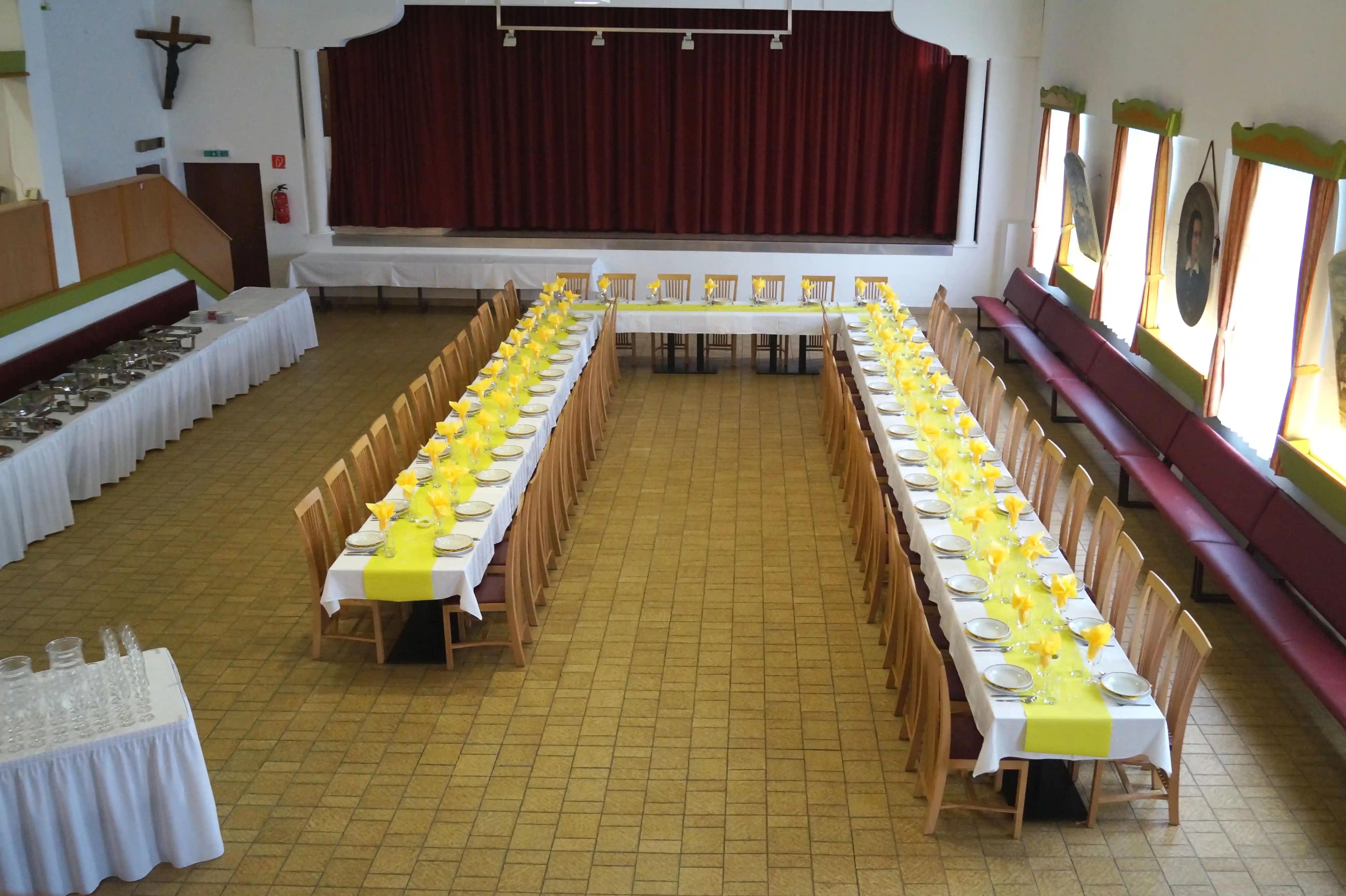 Tische im Saal