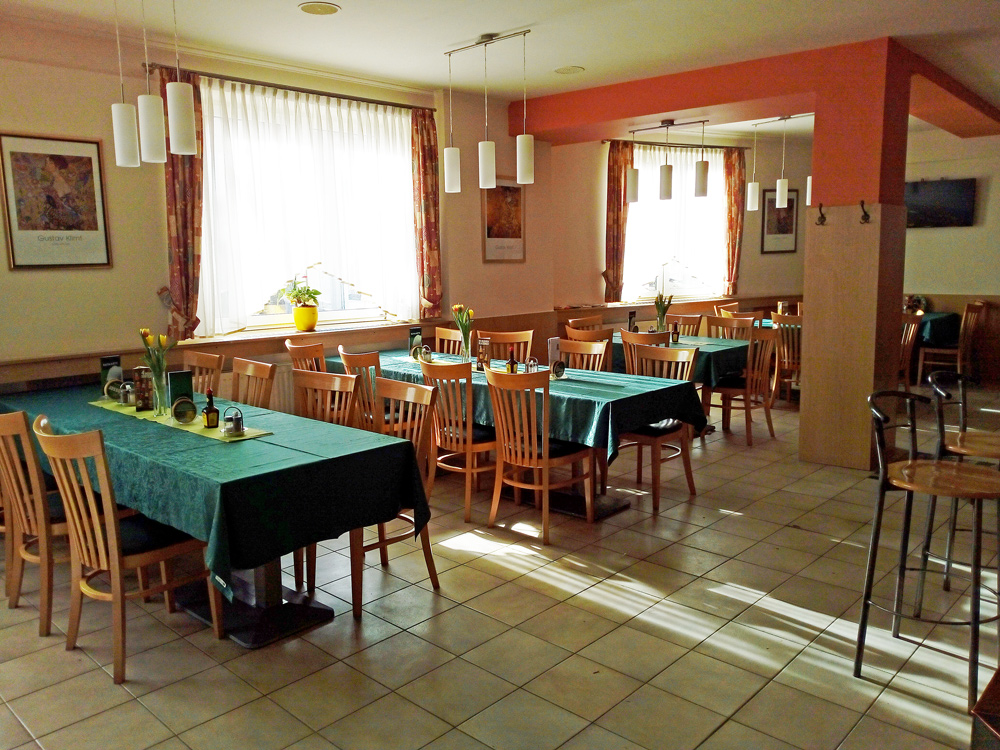 Gastraum mit Tischen und Stühlen im Gasthof in Oberpullendorf